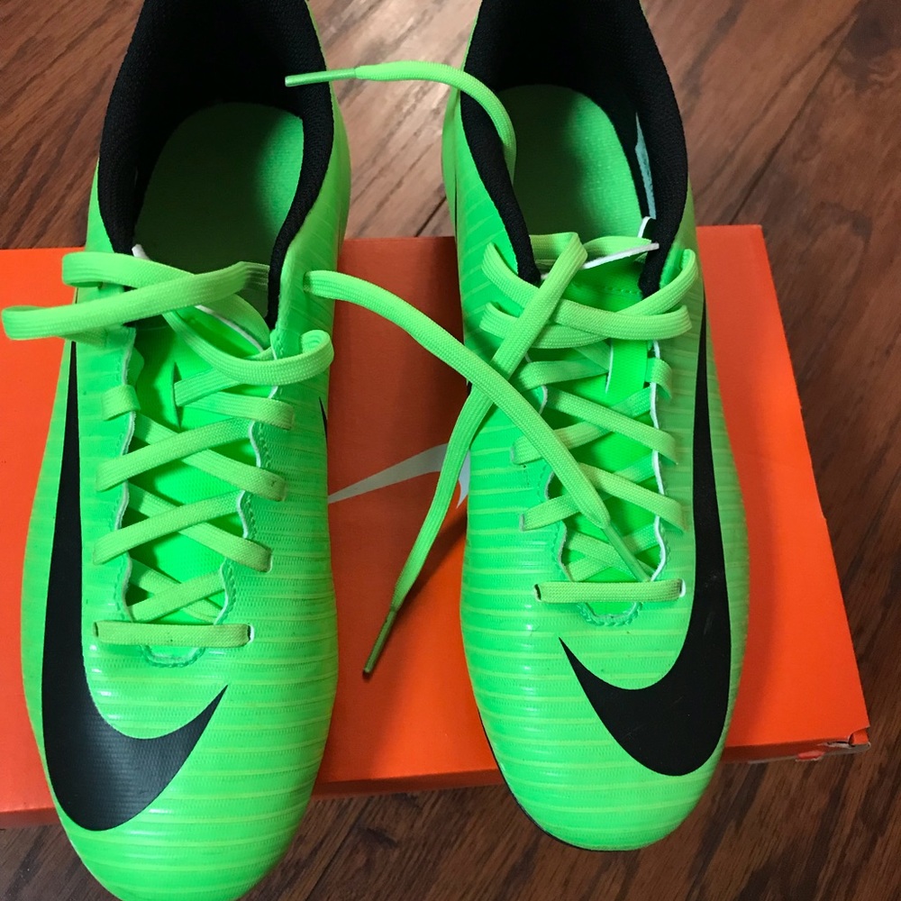 Woman’s soccer cleats. Size 7. Fits a typical 7.5)